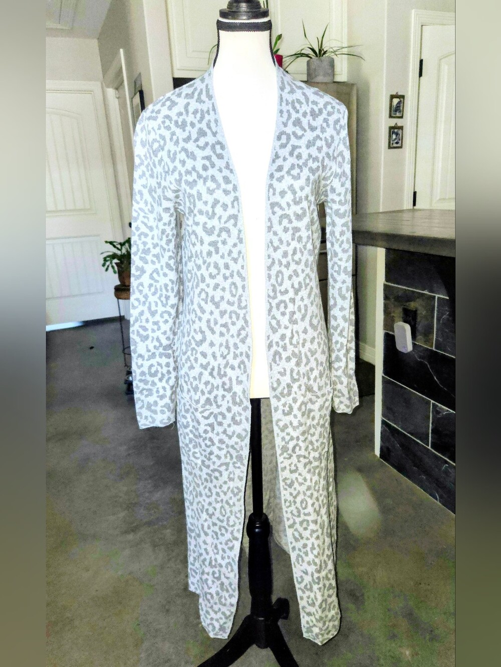 Jessica Simpson Light Gray & White Leopard Print Long Open Cardigan